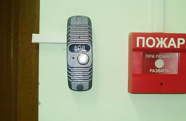 Радиодомофон устанавливался в музее Крупным планом кнопка вызова Радиодомофон устанавливался в музее Крупным планом кнопка вызова