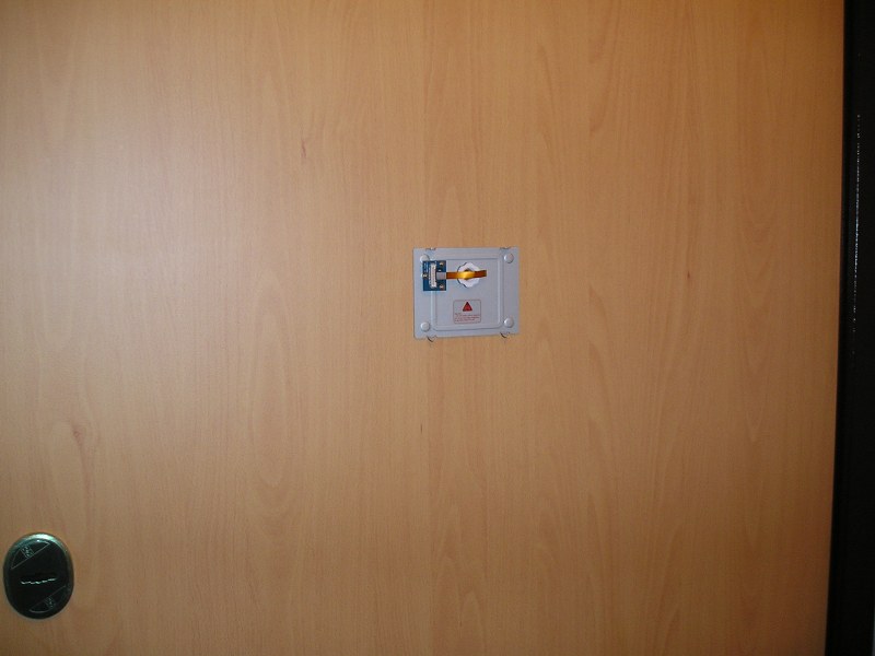 Как установить монитор на заднюю дверь автомобиля: пошаговая инструкция