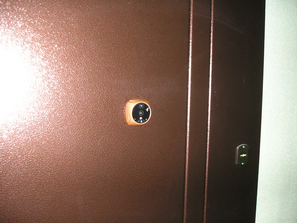 Установка видеоглазка GSM-IT2 во входную дверь квартиры жилого дома по ...